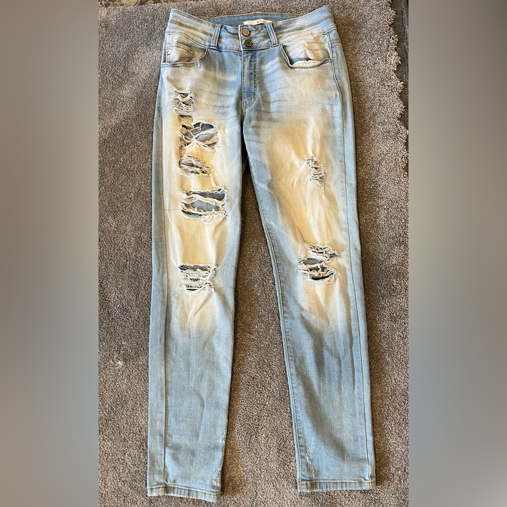 Kancan light wash distressed‎ jeans
